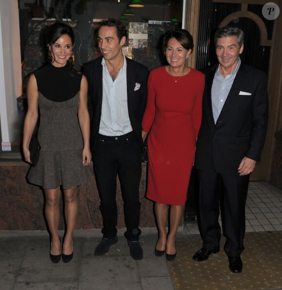 Pippa Middleton, son frere James Middleton, et leurs parents Michael et Carole Middleton (nee Goldsmith) - Pippa Middleton a la fete de lancement de son livre "Celebrate: A Year Of Festivities for Family and Friends" a la librairie Daunt Books a Londres, le 25 octobre 2012. 