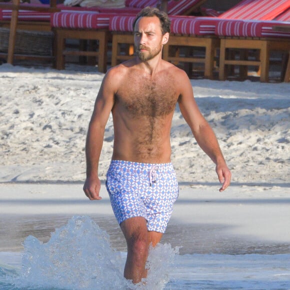 James Middleton et sa femme Alizée Thévenet sont en vacances sur la plage de l'hôtel Eden Rock à Saint Barthélémy le 4 janvier 2020. 