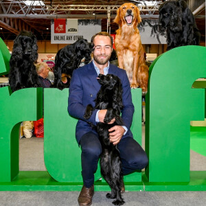 A ce jour, les tourtereaux vivent en toute quiétude dans un chic manoir à Bucklebury, dans le Berkshire avec leur fils prénommé Inigo. Un bonheur parfait !
James Middleton avec ses chiens à l'exposition canine "Crufts" au palais des congrès et centre d'expositions de Birmingham, Royaume Uni, le 8 mars 2020. 