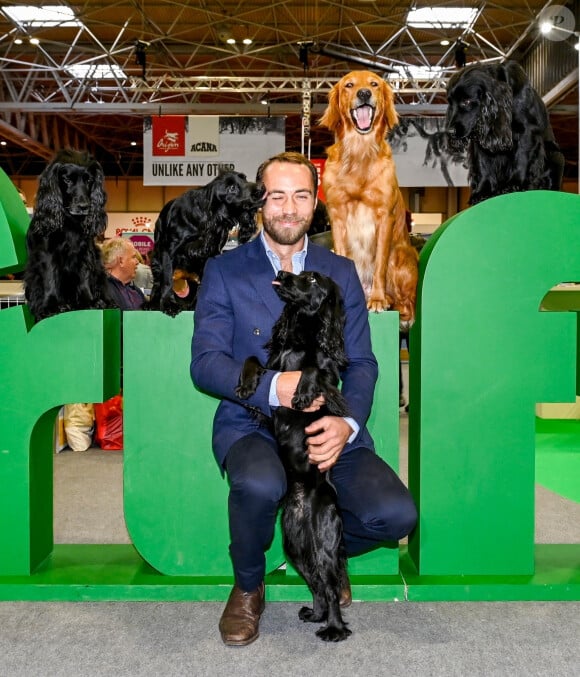 A ce jour, les tourtereaux vivent en toute quiétude dans un chic manoir à Bucklebury, dans le Berkshire avec leur fils prénommé Inigo. Un bonheur parfait !
James Middleton avec ses chiens à l'exposition canine "Crufts" au palais des congrès et centre d'expositions de Birmingham, Royaume Uni, le 8 mars 2020. 