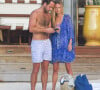 A rappeler que le duo s'était marié en toute discrétion à Bormes-les-Mimosas, dans le Var en 2021.
James Middleton et sa femme Alizée Thévenet sont en vacances sur la plage de l'hôtel Eden Rock à Saint Barthélémy le 4 janvier 2020. 