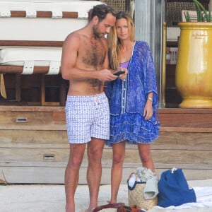 A rappeler que le duo s'était marié en toute discrétion à Bormes-les-Mimosas, dans le Var en 2021.
James Middleton et sa femme Alizée Thévenet sont en vacances sur la plage de l'hôtel Eden Rock à Saint Barthélémy le 4 janvier 2020. 