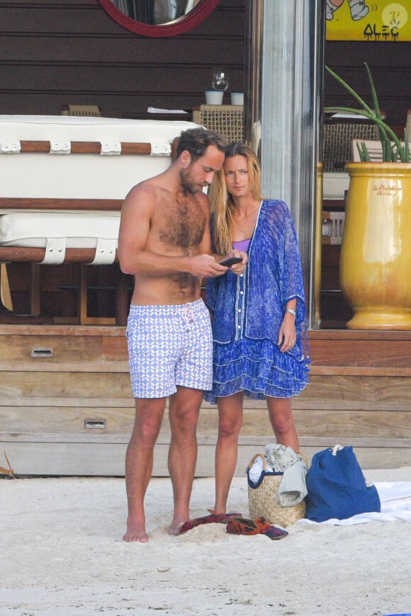 A rappeler que le duo s'était marié en toute discrétion à Bormes-les-Mimosas, dans le Var en 2021.
James Middleton et sa femme Alizée Thévenet sont en vacances sur la plage de l'hôtel Eden Rock à Saint Barthélémy le 4 janvier 2020. 