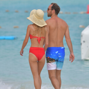 Et de renchérir en anglais : "Joyeux anniversaire de mariage, notre troisième comme mari et femme, notre deuxième sans Ella (leur ancien chien ndlr) mais notre premier en tant que parents."
James Middleton et sa femme Alizée Thevenet en vacances à Saint Barthélemy le 2 janvier 2020. 