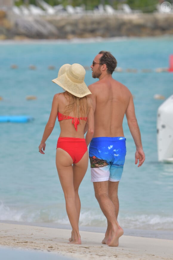 Et de renchérir en anglais : "Joyeux anniversaire de mariage, notre troisième comme mari et femme, notre deuxième sans Ella (leur ancien chien ndlr) mais notre premier en tant que parents."
James Middleton et sa femme Alizée Thevenet en vacances à Saint Barthélemy le 2 janvier 2020. 