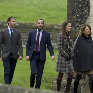 Michael Middleton, James Matthews, le fiancée de Pippa, James Middleton, le frère de Pippa, Pippa Middleton et sa mère Carole - Cette année, le duc et la duchesse de Cambridge n'ont pas rejoint le reste de la famille royale britannique à Sandringham. Ils ont réveillonné à Englefield, Berkshire, Royaume Uni, chez les Midlleton et sont allés en famille à la messe de Noël ce dimanche 25 décembre 2016 dans l'église où Pippa Middleton se mariera en mai prochain.