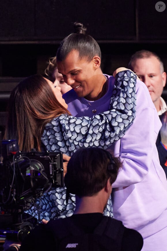 On ne voit pas son visage mais sa silhouette
Stromae avec sa femme Coralie Barbier en backstage de la 38ème cérémonie des Victoires de la musique à la Seine musicale de Boulogne-Billancourt, France, le 10 février 2023. © Moreau-Veren/Bestimage 