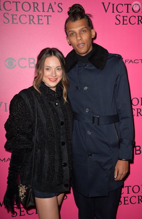 Le chanteur Stromae et sa femme Coralie Barbier lors du photocall du Victoria's Secret Fashion 2016 au Grand Palais à Paris, France, le 30novembre 2016. © BOV/Bestimage 