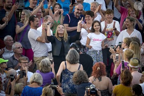 Etant donné qu'elle ne s'exprime que très rarement sur sa vie amoureuse
La chanteuse Santa (Samanta Cotta) est en concert sur la scène du festival au Printemps de Pérouges au Château de Saint-Maurice-de-Rémens le 26 juin 2024. © Sandrine Thesillat / Panoramic / Bestimage 