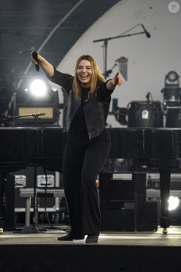 Où elle déclarait etre "en couple avec une femme qui travaille aussi dans la musique"
La chanteuse Santa (Samanta Cotta) est en concert sur la scène du festival au Printemps de Pérouges au Château de Saint-Maurice-de-Rémens le 26 juin 2024. © Sandrine Thesillat / Panoramic / Bestimage 