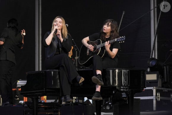 La chanteuse Santa (Samanta Cotta) est en concert sur la scène du festival au Printemps de Pérouges au Château de Saint-Maurice-de-Rémens le 26 juin 2024. © Sandrine Thesillat / Panoramic / Bestimage  