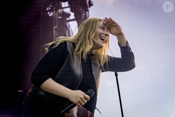 La chanteuse Santa (Samanta Cotta) est en concert sur la scène du festival au Printemps de Pérouges au Château de Saint-Maurice-de-Rémens le 26 juin 2024. © Sandrine Thesillat / Panoramic / Bestimage  