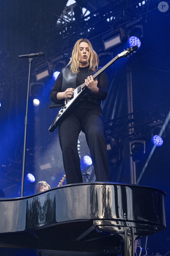 Se confiant également sur la maternité 
La chanteuse Santa (Samanta Cotta) est en concert sur la scène du festival au Printemps de Pérouges au Château de Saint-Maurice-de-Rémens le 26 juin 2024. © Sandrine Thesillat / Panoramic / Bestimage 