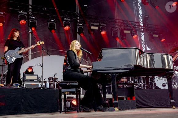 La chanteuse Santa (Samanta Cotta) est en concert sur la scène du festival au Printemps de Pérouges au Château de Saint-Maurice-de-Rémens le 26 juin 2024. © Sandrine Thesillat / Panoramic / Bestimage  