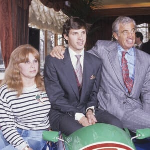 Elodie Constantin a été la première femme de Jean-Paul Belmondo.
Jean-Paul Belmondo et Elodie Constantin avec leur fils Paul.