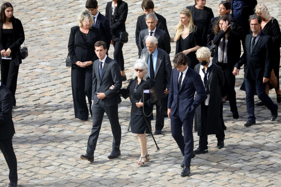 Les membres de la famille, Alain Belmondo (frère), Luana, Paul, Alessandro, Victor, Florence (Fille), Giacomo, Olivier (Neveu fils d'Alain), Muriel Belmondo (soeur), Elodie Constantin et guest lors de la cérémonie d'hommage national à Jean-Paul Belmondo à l'Hôtel des Invalides à Paris, France, le 9 septembre 2021. © Dominique Jacovides/Bestimage 