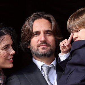 Charlotte Casiraghi, Dimitri Rassam et leur fils Balthazar Rassam - La famille princière au balcon du palais lors de la Fête Nationale de la principauté de Monaco le 19 novembre 2022. © Dominique Jacovides / Bruno Bebert / Bestimage 