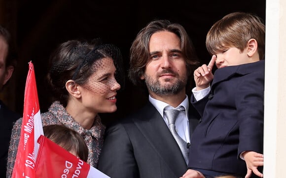 Charlotte Casiraghi, Dimitri Rassam et leur fils Balthazar Rassam - La famille princière au balcon du palais lors de la Fête Nationale de la principauté de Monaco le 19 novembre 2022. © Dominique Jacovides / Bruno Bebert / Bestimage 