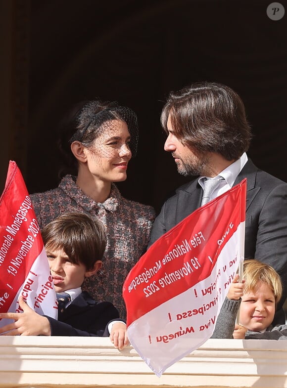 Charlotte Casiraghi, Dimitri Rassam, Raphaël Elmaleh - La famille princière au balcon du palais lors de la Fête Nationale de la principauté de Monaco le 19 novembre 2022. © Dominique Jacovides / Bruno Bebert / Bestimage 