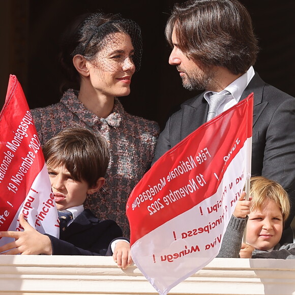 Charlotte Casiraghi, Dimitri Rassam, Raphaël Elmaleh - La famille princière au balcon du palais lors de la Fête Nationale de la principauté de Monaco le 19 novembre 2022. © Dominique Jacovides / Bruno Bebert / Bestimage 