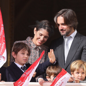 Charlotte Casiraghi, Dimitri Rassam, Raphaël Elmaleh, Balthazar Rassam - La famille princière au balcon du palais lors de la Fête Nationale de la principauté de Monaco le 19 novembre 2022. © Dominique Jacovides / Bruno Bebert / Bestimage 