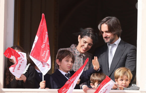 Charlotte Casiraghi, Dimitri Rassam, Raphaël Elmaleh, Balthazar Rassam - La famille princière au balcon du palais lors de la Fête Nationale de la principauté de Monaco le 19 novembre 2022. © Dominique Jacovides / Bruno Bebert / Bestimage 