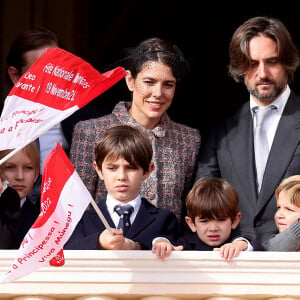 India Casiraghi, Andrea Casiraghi, Charlotte Casiraghi, Dimitri Rassam, Raphaël Elmaleh, Balthazar Rassam et Maximilian Casiraghi - La famille princière au balcon du palais lors de la Fête Nationale de la principauté de Monaco le 19 novembre 2022. © Dominique Jacovides / Bruno Bebert / Bestimage 