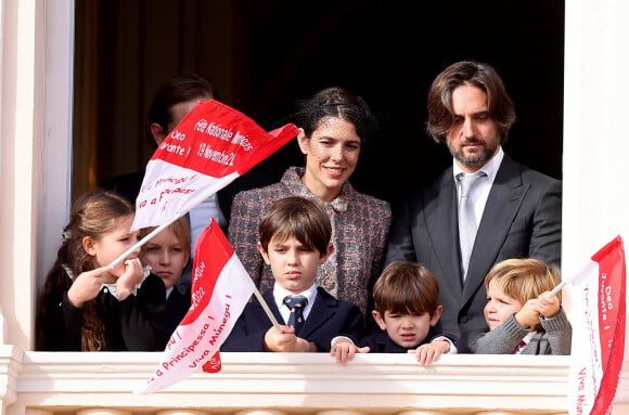 India Casiraghi, Andrea Casiraghi, Charlotte Casiraghi, Dimitri Rassam, Raphaël Elmaleh, Balthazar Rassam et Maximilian Casiraghi - La famille princière au balcon du palais lors de la Fête Nationale de la principauté de Monaco le 19 novembre 2022. © Dominique Jacovides / Bruno Bebert / Bestimage 