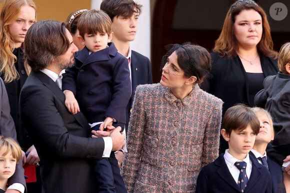 Dimitri Rassam, Balthazar Rassam, Charlotte Casiraghi, Raphaël Elmaleh - La famille princière de Monaco dans la cour du palais lors de la Fête Nationale de la principauté de Monaco le 19 novembre 2022. © Dominique Jacovides / Bruno Bebert / Bestimage 