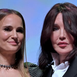 La comédienne française, très émue, a également remercié Natalie Portman pour son engagement pour #MeToo
Natalie Portman et Isabelle Adjani assistent à la cérémonie de remise des prix lors du 50e Festival du film américain de Deauville, le 14 septembre 2024 à Deauville, en France. Photo par Franck Castel/ABACAPRESS.COM