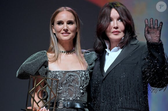 Celle qui était vêtue d'une magnifique robe Dior a reçu le prix du Talent Award, des mains d'Isabelle Adjani
Natalie Portman et Isabelle Adjani assistent à la cérémonie de remise des prix lors du 50e Festival du film américain de Deauville, le 14 septembre 2024 à Deauville, en France. Photo par Franck Castel/ABACAPRESS.COM