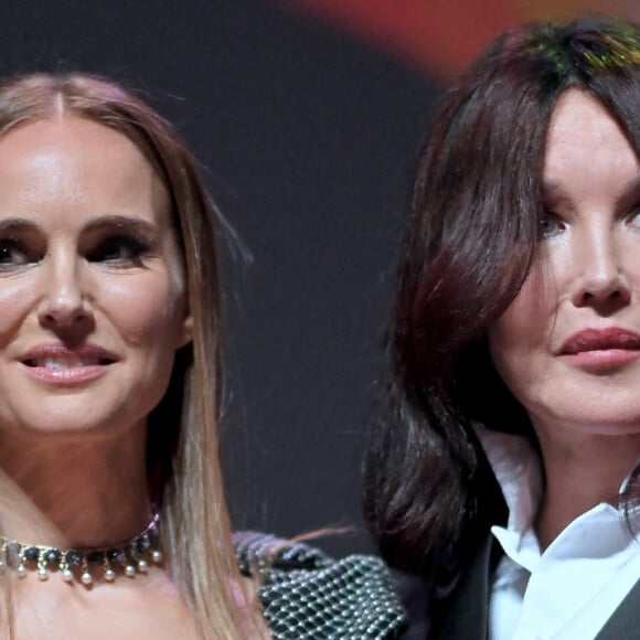 Celle qui était vêtue d'une magnifique robe Dior a reçu le prix du Talent Award, des mains d'Isabelle Adjani
Natalie Portman et Isabelle Adjani assistent à la cérémonie de remise des prix lors du 50e Festival du film américain de Deauville, le 14 septembre 2024 à Deauville, en France. Photo par Franck Castel/ABACAPRESS.COM