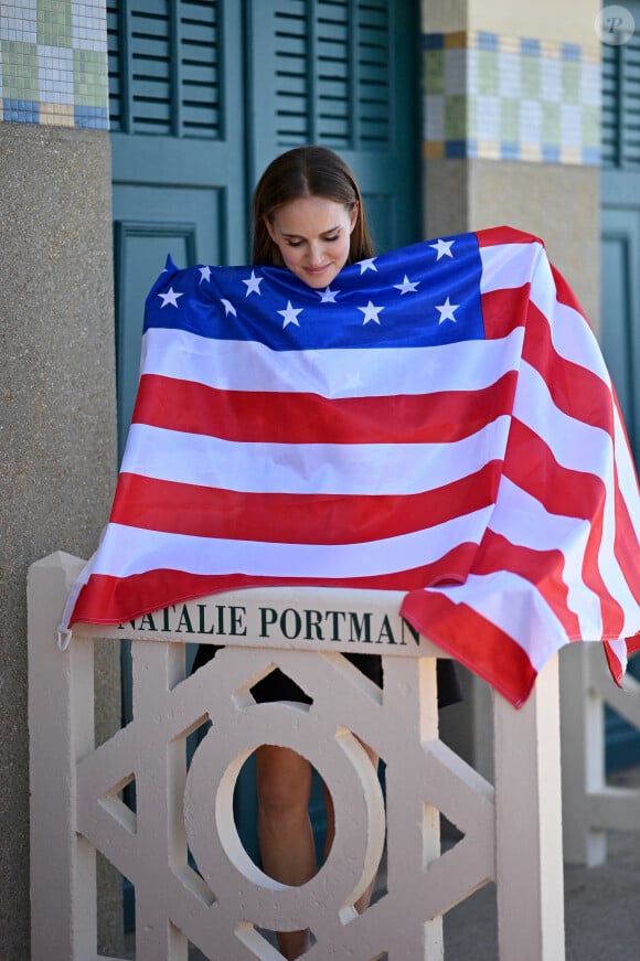 Natalie Portman pose lors de l'inauguration de son vestiaire dédié à la plage sur la Promenade des Planches pendant le 50e Festival du film américain de Deauville le 14 septembre 2024 à Deauville, France. Photo par Franck Castel/ABACAPRESS.COM