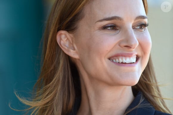 Natalie Portman pose lors de l'inauguration de son vestiaire dédié à la plage sur la Promenade des Planches pendant le 50e Festival du film américain de Deauville le 14 septembre 2024 à Deauville, France. Photo par Franck Castel/ABACAPRESS.COM