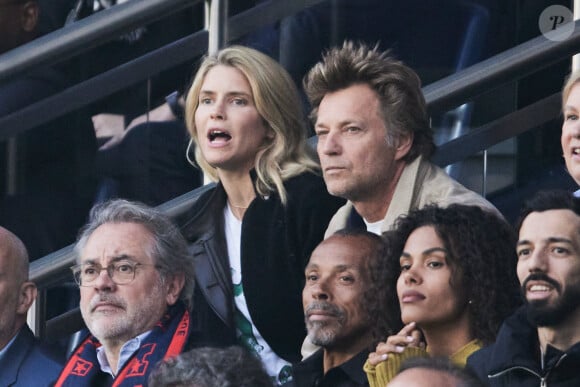 Alice Taglioni et son compagnon Laurent Delahousse, Tina Kunakey et son père - Célébrités dans les tribunes de la demi-finale retour de Ligue des champions entre le PSG face au Borussia Dortmund (0-1) au Parc des Princes à Paris le 7 mai 2024. © Cyril Moreau/Bestimage