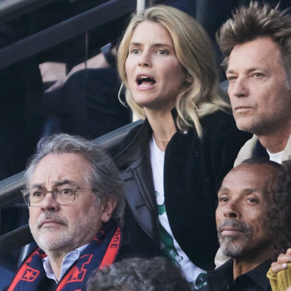 Alice Taglioni et son compagnon Laurent Delahousse, Tina Kunakey et son père - Célébrités dans les tribunes de la demi-finale retour de Ligue des champions entre le PSG face au Borussia Dortmund (0-1) au Parc des Princes à Paris le 7 mai 2024. © Cyril Moreau/Bestimage