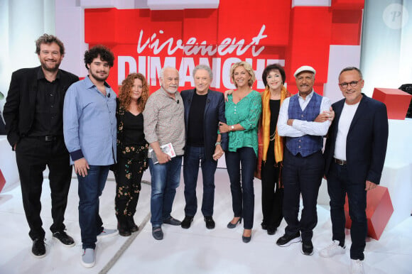 Olivier de Benoist, Francis Perrin, sa femme Gersende et leur fils Louis, Michel Drucker, Corinne Touzet, Anny Duperey, Pascal Legitimus et Emmanuel Chaunu - Enregistrement de l'émission "Vivement Dimanche", présentée par M.Drucker et diffusée le 15 septembre sur France 3. Le 10 septembre 2024 © Guillaume Gaffiot / Bestimage 