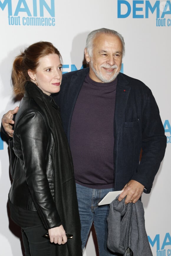 Francis Perrin et sa femme Gersende lors de l'avant-première du film "Demain tout commence" au Grand Rex à Paris le 28 novembre 2016.