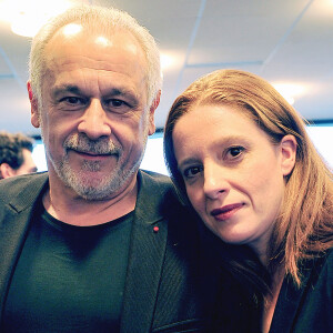 Francis Perrin et sa femme Gersende lors de la conférence de presse de présentation et de la signature de la première charte visant à favoriser la formation et l'insertion professionnelles des personnes handicapées dans le secteur audiovisuel au siège du CSA à Paris, le 11 février 2014.