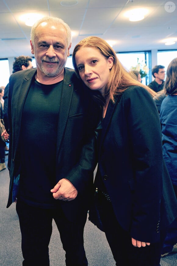 Francis Perrin et sa femme Gersende lors de la conférence de presse de présentation et de la signature de la première charte visant à favoriser la formation et l'insertion professionnelles des personnes handicapées dans le secteur audiovisuel au siège du CSA à Paris, le 11 février 2014.