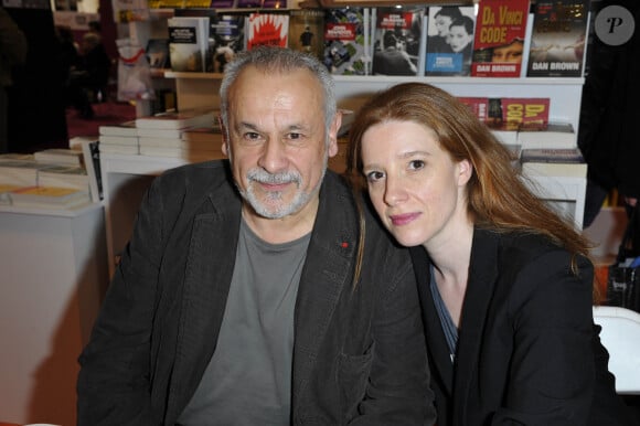 Francis Perrin avec sa femme Gersende - 33eme edition du Salon du livre a la porte de Versailles a Paris le 24 mars 2013.