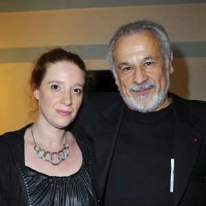 Francis Perrin avec sa femme Gersende- Serge Lama felicites par ses amis dans les loges de l'Olympia après son concert