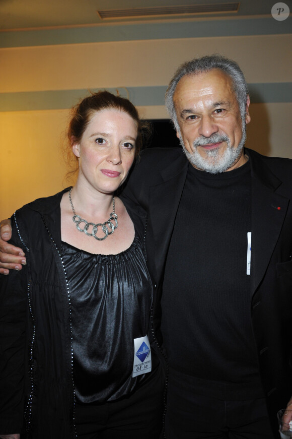 Francis Perrin avec sa femme Gersende- Serge Lama felicites par ses amis dans les loges de l'Olympia après son concert