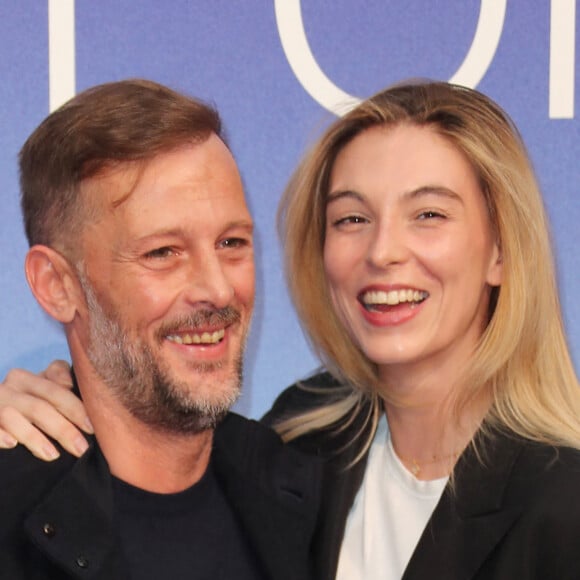 Nicolas Duvauchelle et sa femme Chloe Roy - Photocall de la cérémonie de clôture de la 26ème Edition du Festival de la Fiction de La Rochelle. Le 14 septembre 2024 © Patrick Bernard / Bestimage