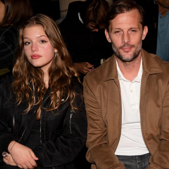 La mère de sa fille Bonnie
Exclusif - Bonnie, la fille de N.Duvauchelle, Nicolas Duvauchelle et sa fiancée Chloé Roy - Front row lors du défilé Etam Live Show 2022 dans les jardins des Archives Nationales lors de la fashion week printemps/été 2023 le 27 septembre 2022. © Agence. Bestimage 