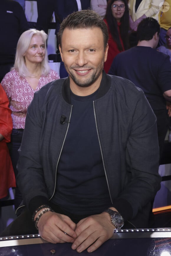 Il indique que Cyril Hanouna lui avait indiqué qu'il était en bonne voie pour reprendre l'émission.
Exclusif - Raymond Aabou - Sur le plateau de l'émission "Face à Hanouna" diffusée le 10 février 2024 sur C8 . Le 8 février 2024. © Jack Tribeca / Bestimage