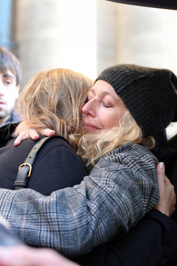 Lisa Azuelos - Sorties des obsèques de Marie Laforêt en l'église Saint-Eustache à Paris. Le 7 novembre 2019.