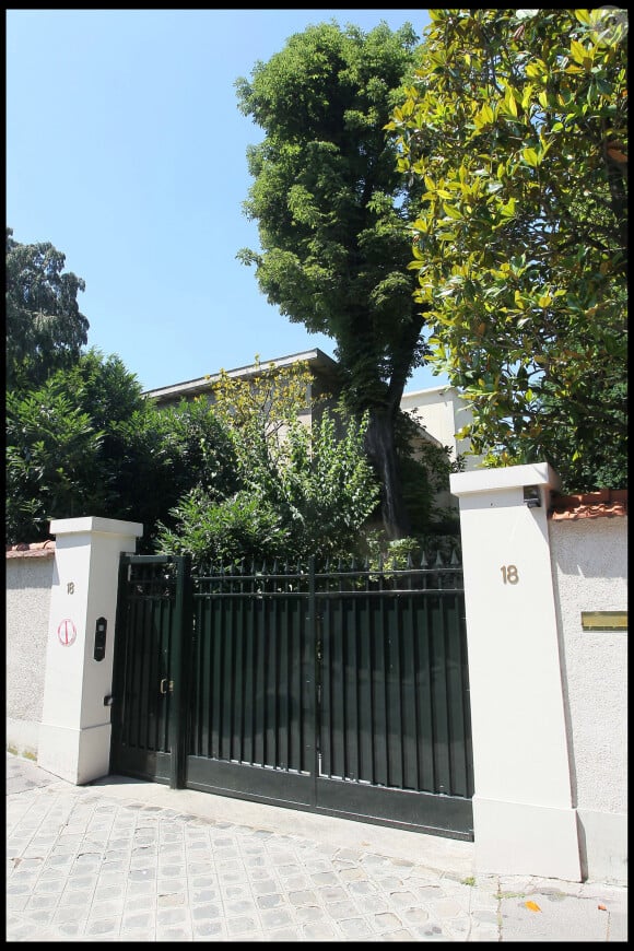 Femme la plus riche du monde (une fortune estimée en 2017 à 45 milliards de dollars), la fille du fondateur du groupe L'Oréal, avait naturellement d'autres actifs immobiliers à son actif.
Vue de la maison de Liliane Bettencourt à Neuilly-sur-Seine