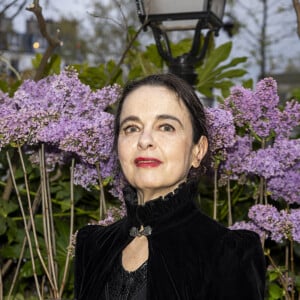 Amélie Nothomb pose lors de la remise du prix littéraire "La Closerie des Lilas" à la Closerie des Lilas à Paris, le 18 avril 2023.  © Pierre Perusseau/Bestimage