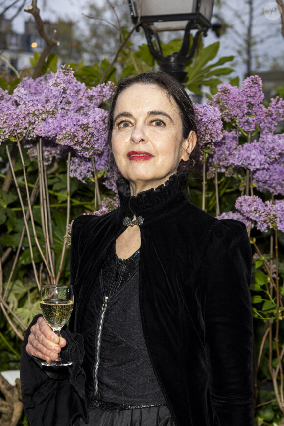 Amélie Nothomb pose lors de la remise du prix littéraire "La Closerie des Lilas" à la Closerie des Lilas à Paris, le 18 avril 2023.  © Pierre Perusseau/Bestimage